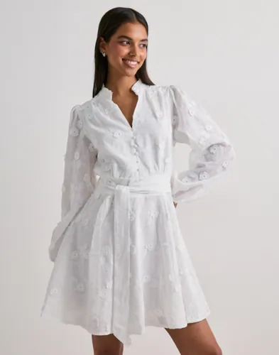 Neo Noir Hvit Monnie Embroidery Dress