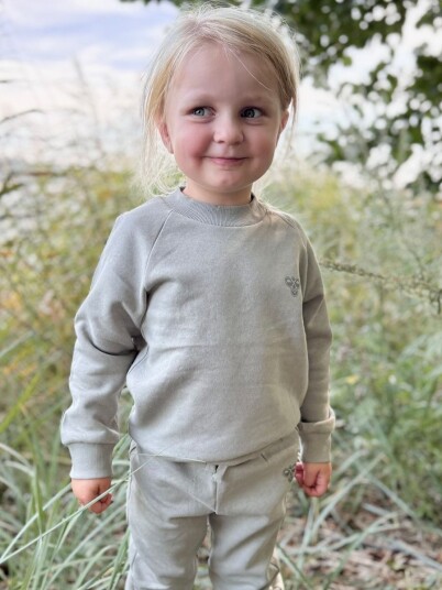 Hummel x DressMyKid Solid Bumble joggedress sett Shadow (128) 128 Hummel x DressMyKid Solid Bumble joggedress sett Shadow (128) 128