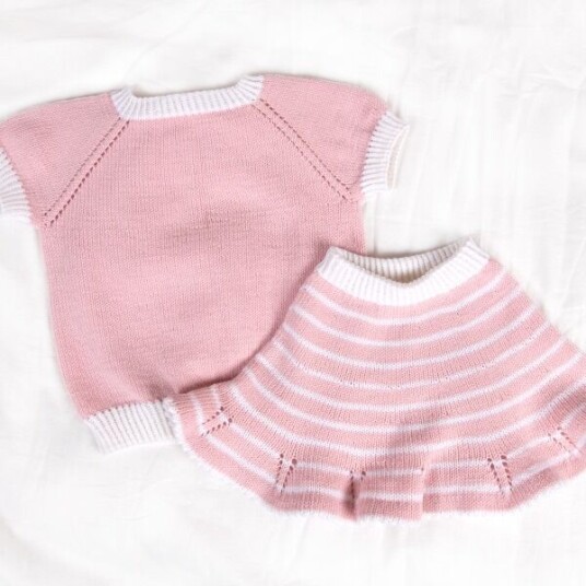 Bluum Strik Strikkesett T-skjorte og skjørt med striper - garnpakke i Bluum Soft Merino Ull