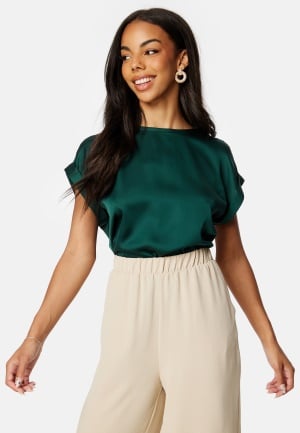VILA Ellette S/S Satin Top Ponderosa Pine 34 VILA Ellette S/S Satin Top Ponderosa Pine 34