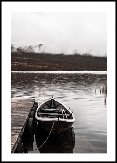 Boat In A Lake Near The Mountains Plakat Plakat / 100x150cm