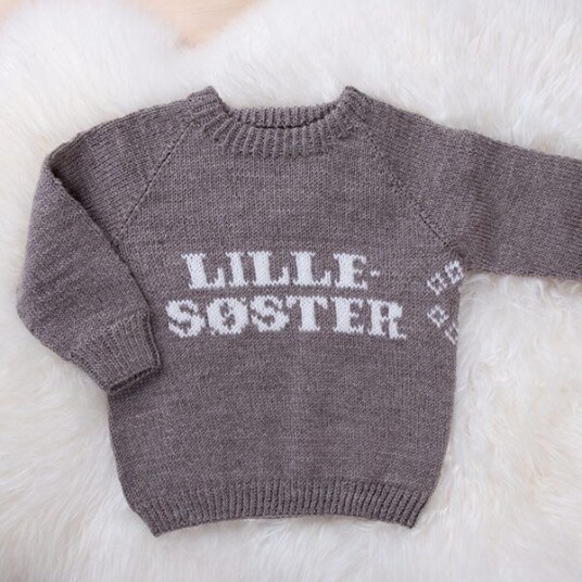 Bluum Strik Strikkegenser Lillesøster - garnpakke i Bluum Pure Eco Baby Wool Bluum Strik Strikkegenser Lillesøster - garnpakke i Bluum Pure Eco Baby Wool