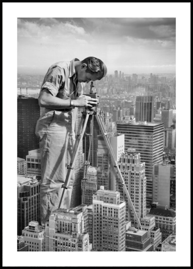 Giant Man Surveys City Plakat / 40x50