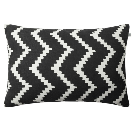 Chhatwal & Jonsson Chhatwal & Jonsson Ikat Sema Utepute 40x60 cm Svart Chhatwal & Jonsson Chhatwal & Jonsson Ikat Sema Utepute 40x60 cm Svart