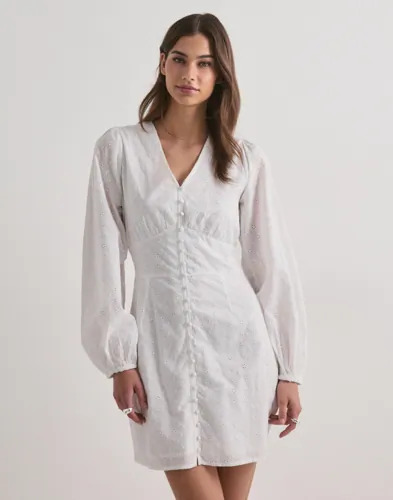Neo Noir   Hvit   Mabel Embroidery Dress