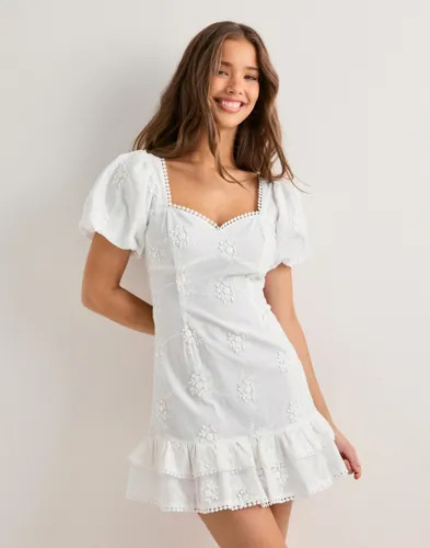 Nelly Hvit Cute Embroidered Dress