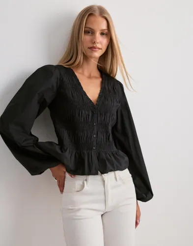 Nelly Svart Flirty V neck Blouse