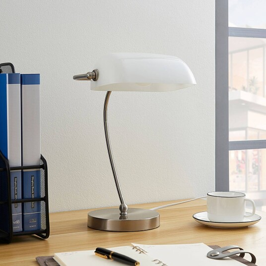 Lindby Bankerlampe Selea med hvit glasskjerm