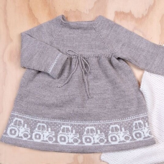 Bluum Strik Strikkekjole Traktor - garnpakke i Bluum Pure Eco Baby Ull