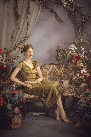 Plakat Elegant dame i blomstermiljø