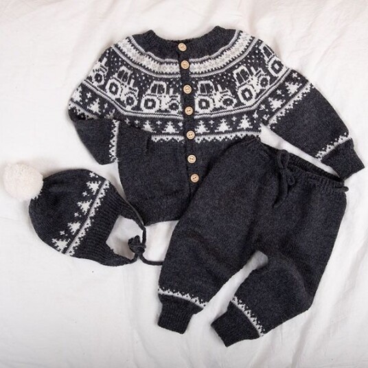 Bluum Strik Strikkesett Traktor jakke, bukse og lue - garnpakke i Bluum Pure Eco Baby Wool