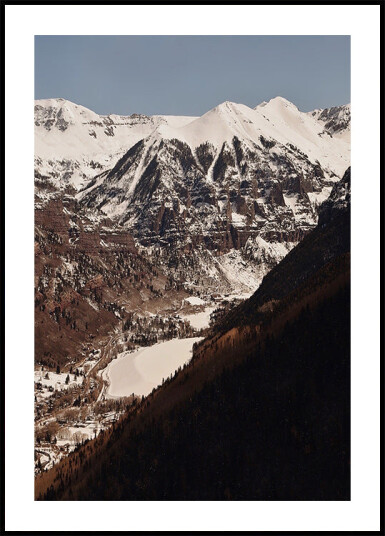 Snowy Mountain Valley Plakat Plakat / 100x150cm Snowy Mountain Valley Plakat Plakat / 100x150cm