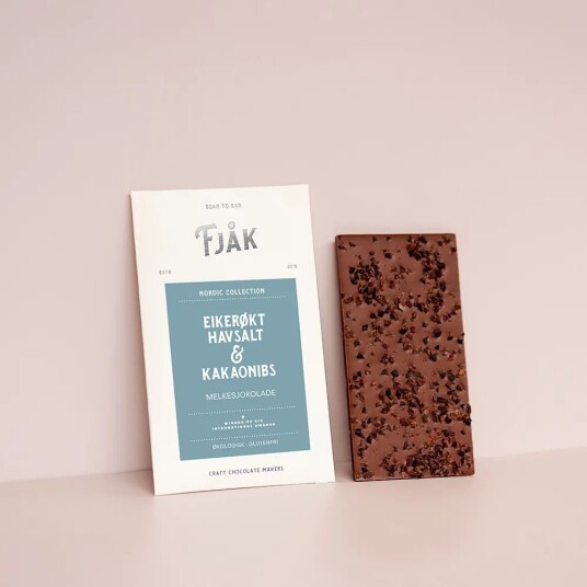 Fjåk Sjokolade - 45% milk nibs & oak smoked salt craft chocolate bar Fjåk Sjokolade - 45% milk nibs & oak smoked salt craft chocolate bar