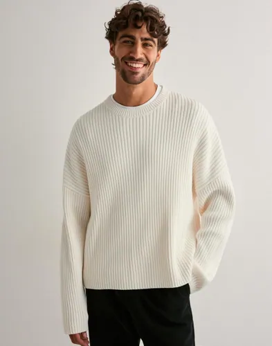 Que Sera Sera Roy Ribbed Knit Sweater Strikkegensere Beige Que Sera Sera Roy Ribbed Knit Sweater Strikkegensere Beige