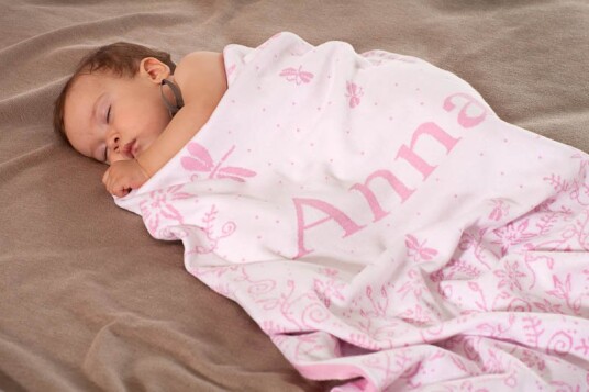 Babyteppe med barnets navn på en eng. Babyteppe med barnets navn på en eng.