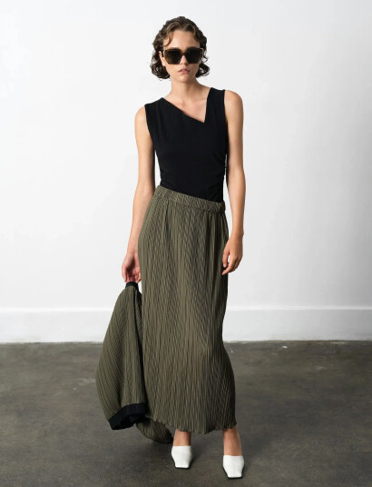 French Connection Niri Plisse Columned Midi Skir Green M French Connection Niri Plisse Columned Midi Skir Green M