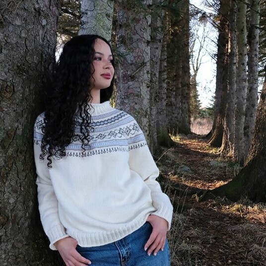 Bluum Strikkegenser Ingrid til dame garnpakke i Pure Eco Baby Wool Bluum Strikkegenser Ingrid til dame garnpakke i Pure Eco Baby Wool