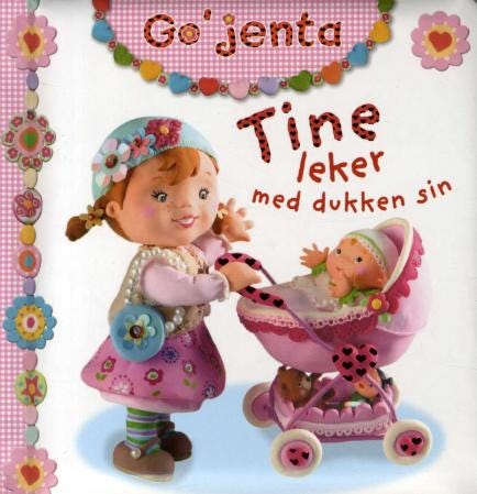 Tine leker med dukken sin