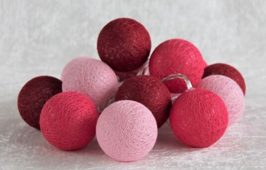Lyslenke med kuler i mørkerødt rødt og rosa