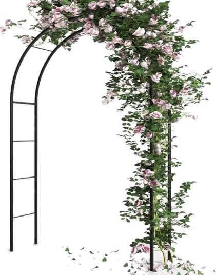 Buet hagepergola for klatreplanter i mørkegrønt metall