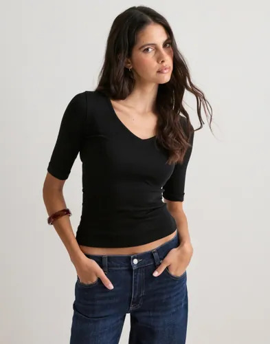 Nelly Svart V Neck Half Sleeve Top