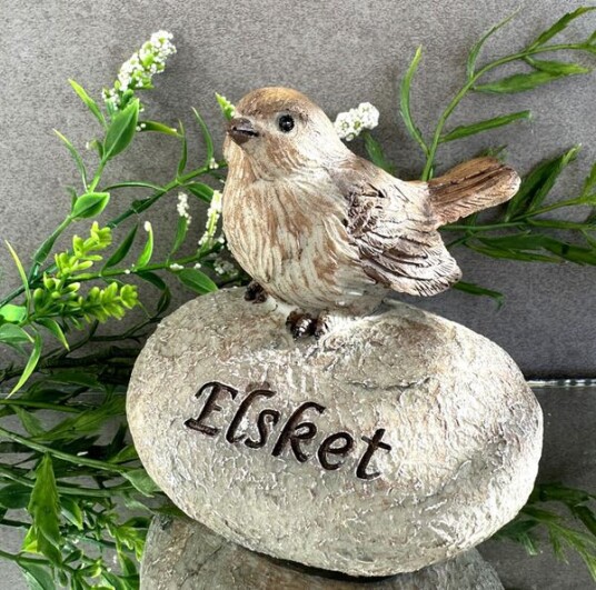 Gravpynt Fugl på stein med teksten "Elsket" Gravpynt Fugl på stein med teksten "Elsket"