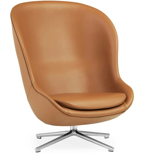 Normann Copenhagen Hyg Lenestol Høy med Dreiefot Brandy Skinn / Aluminium