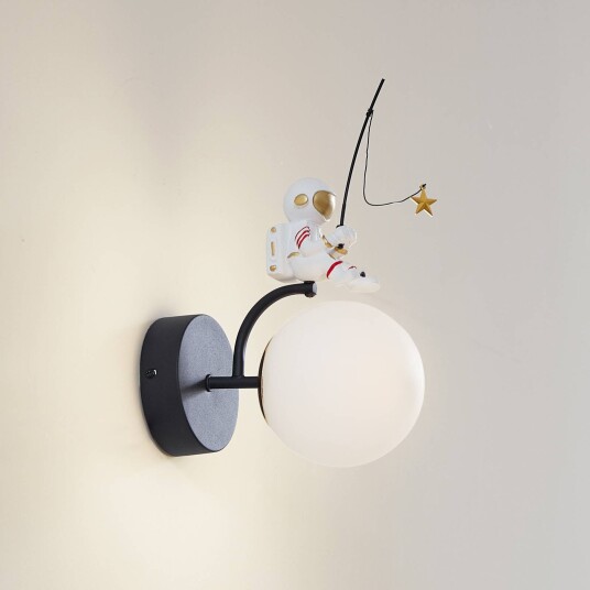 Lindby Kosmo vegglampe plast astronaut 30 cm høy