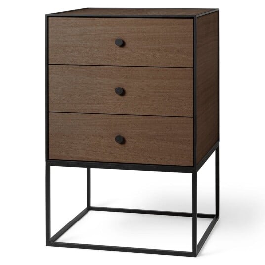 Audo Copenhagen Frame 49 sidebord med tre skuffer Røkt eik