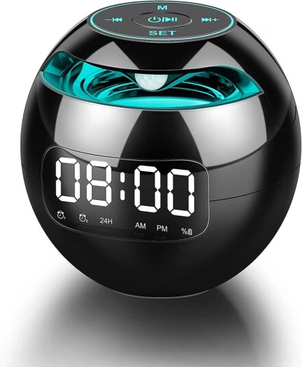 Digital klokkeradio ved nattbord