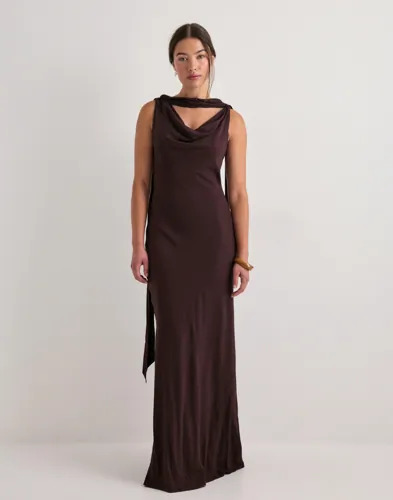 Malina Brun Vida Cowl Neck Scarf Maxi Dres Malina Brun Vida Cowl Neck Scarf Maxi Dres