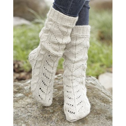 White Cables by DROPS Design Sokker Strikkeoppskrift str 35 43