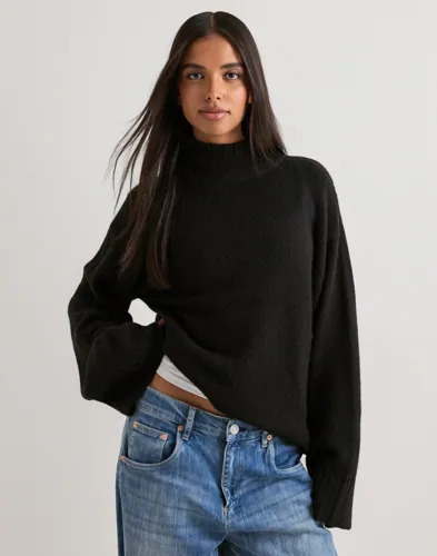 Nelly Svart Wide Sleeve Polo Knit Sweater