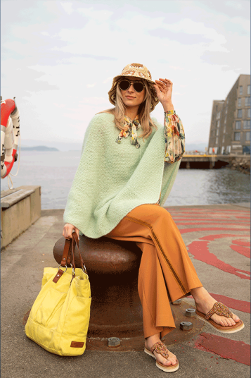 Dale Garn 451 17 Giselle Poncho Dale Garn 451 17 Giselle Poncho