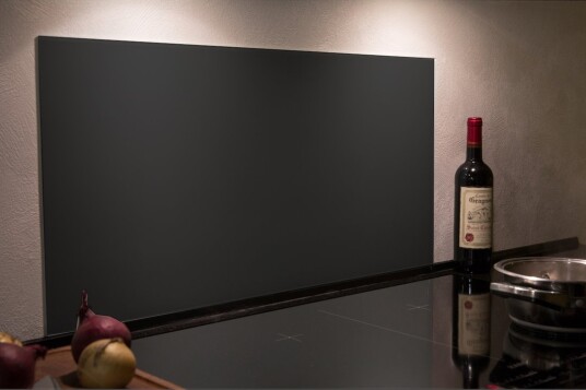 MILLEX BESKYTTELSESPLATE 30X60 CM SORT GLASS MILLEX BESKYTTELSESPLATE 30X60 CM SORT GLASS
