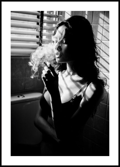 Woman in Light and Shadow Plakat Plakat / 50x70cm