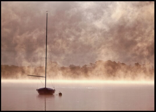 Misty Morning Sailboat Plakat / 100x150 Misty Morning Sailboat Plakat / 100x150