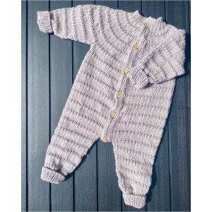 Hostrup Drakten av Knit by Nees – Garnpakke til Hostrup Drakten Str. 0  0-3 mdr