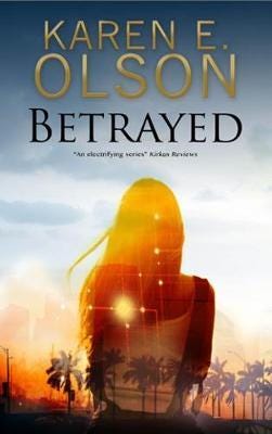 Betrayed Av Karen E. Olson
