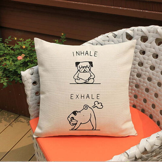 Putetrekk Med Pug Illustrasjon "Inhale Exhale" 43.5X43.5Cm