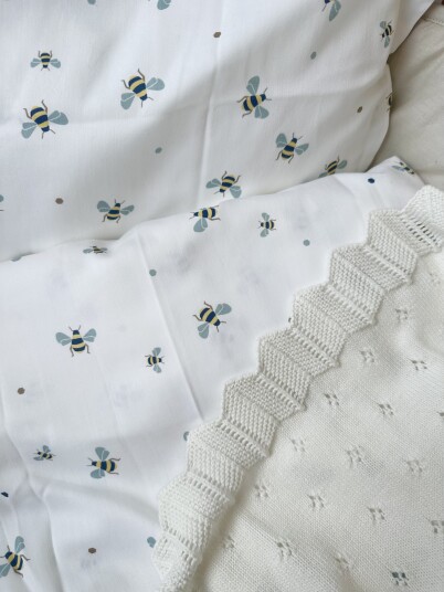 Vanilje COPENHAGEN Honey Bee Happy Sengetøy Baby 70x100 cm