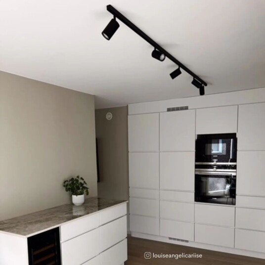 Antidark Designline Tube komplett 2 meter spotskinne med 5 spotter GU10 - Svart
