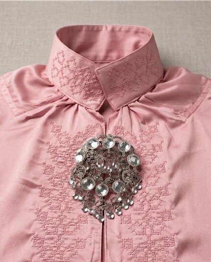 Sølje Saga skjorte til bunad / festdrakt i rosa fra Sølje (XL) Sølje Saga skjorte til bunad / festdrakt i rosa fra Sølje (XL)