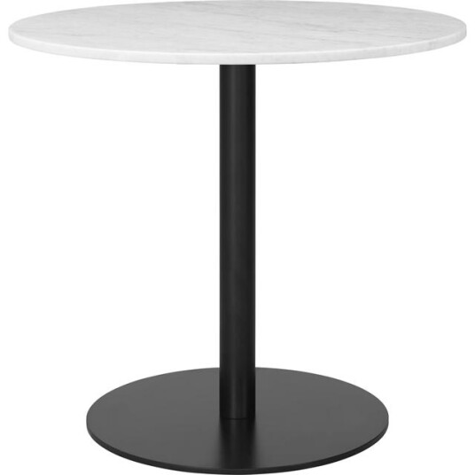 GUBI 1.0 Spisebord Rundt Ø80 cm med Sort Base og Hvit Carrara Marmorplate