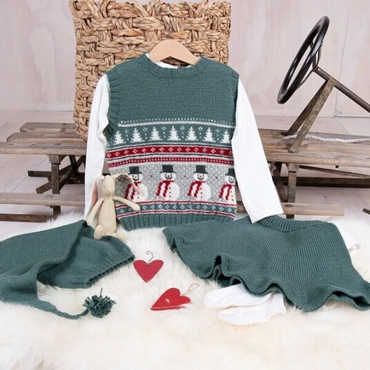 Bluum Strik Strikkesett Julevest 5 frg m/skjørt og nisselue - garnpakke i Bluum Soft Merino Ull