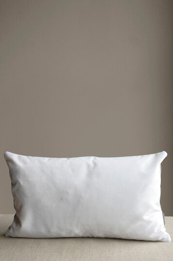 Mimou Fløyelspute Beverly 30x50 cm Hvit
