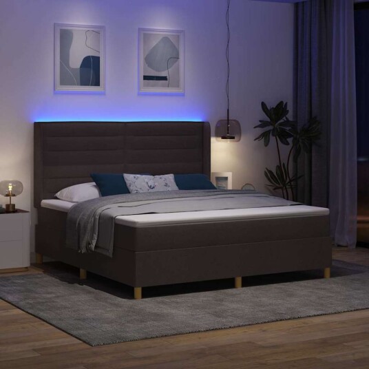 Bokspring Seng med Madrass & LED Mørk Brun 180x200 cm Stoff