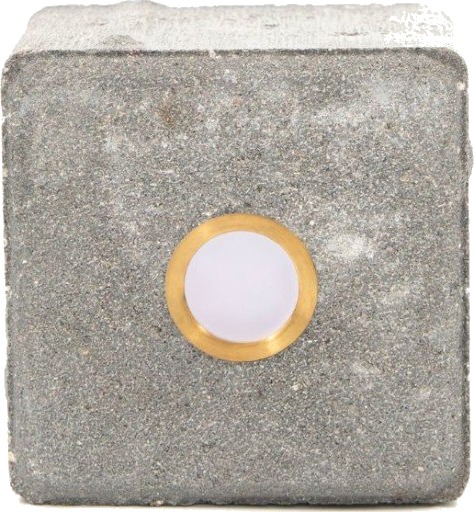 Light By Juhl betongfliser med Cosmos spotlights i messing 10x10x6 cm grå