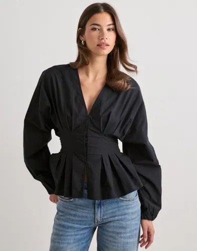 Nelly Svart My Favorite Pleat Blouse