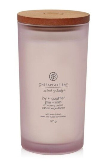 Chesapeake Bay Scented candle with wooden lid - Cranberry Dahlia